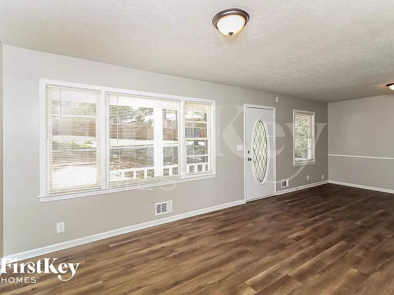 5379 Park Ave — Photo 3
