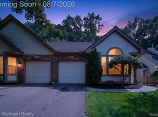 862 Whisperwood Trl, Fenton, MI 48430