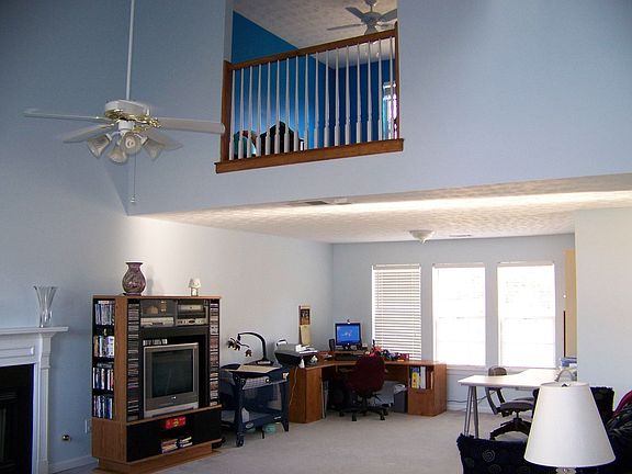 Vaulted ceilings in living/dining room