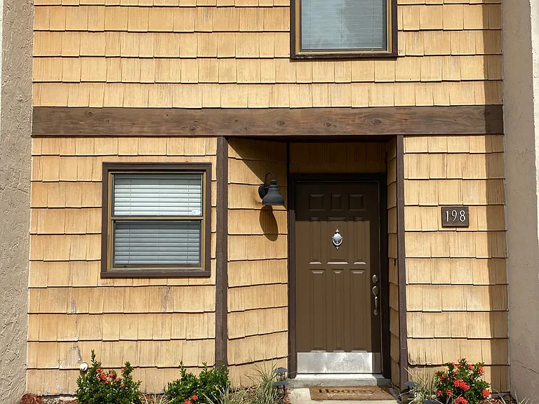 194 SW Crescent St — Photo 1