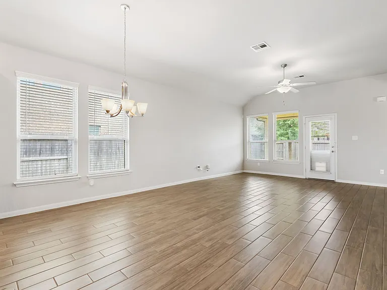 2033 Market Trl — Photo 6
