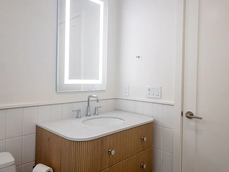 Stunning, Fully Remodeled Jr. 1bd/1ba! Remodeled! Private Deck! Parking! Laundry! Progressive! — Photo 16