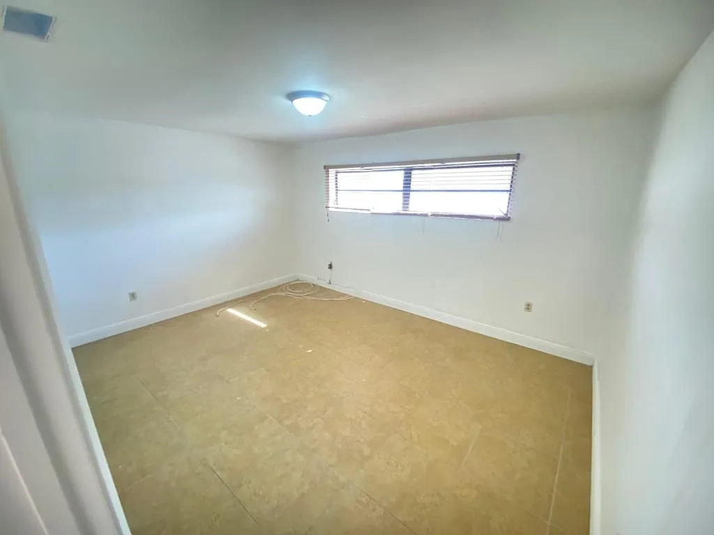 Photo 2 of 13 - 881 W 39th Pl #881 - Hialeah, FL Building Photo - 881 W 39th Pl #881