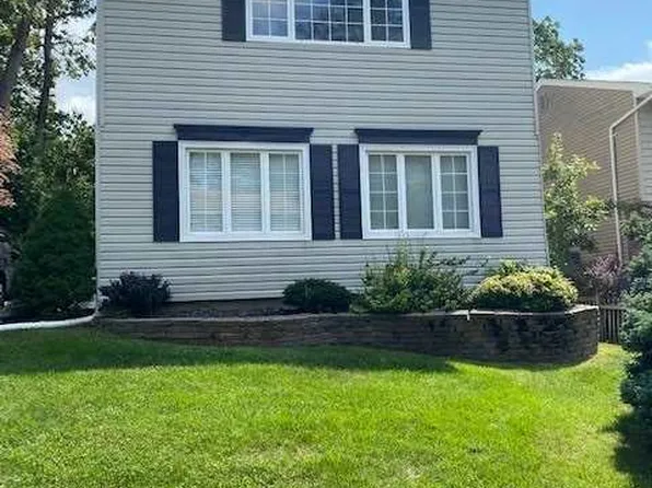6 Christa Ct, Huntington, NY 11743