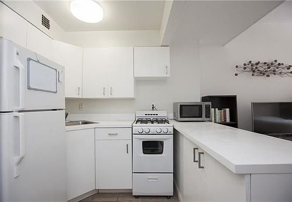 4th image of 211 Thompson St APT 3O
