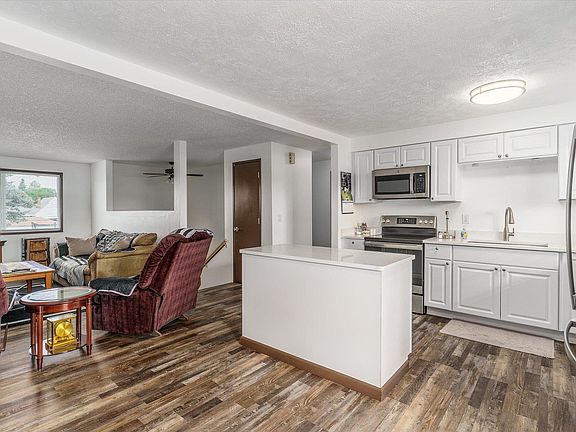 2nd image of 5822 N Lacey St #5824
