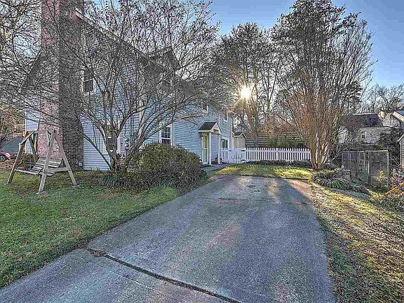 3rd image of 7617 Chatham Cir