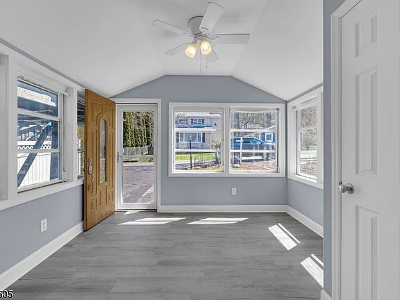 5th image of 28 Oriole Rd