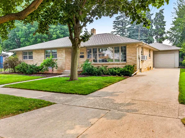 106 Lox Ct, Combined Locks, WI 54113