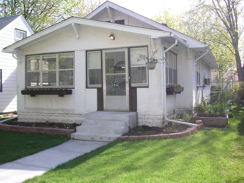 Charming Bungalow conveniently located to shopping, highways, parks.