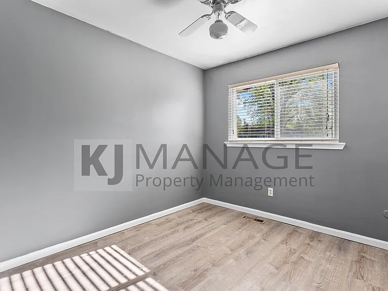 28203 Sutherland St — Photo 13