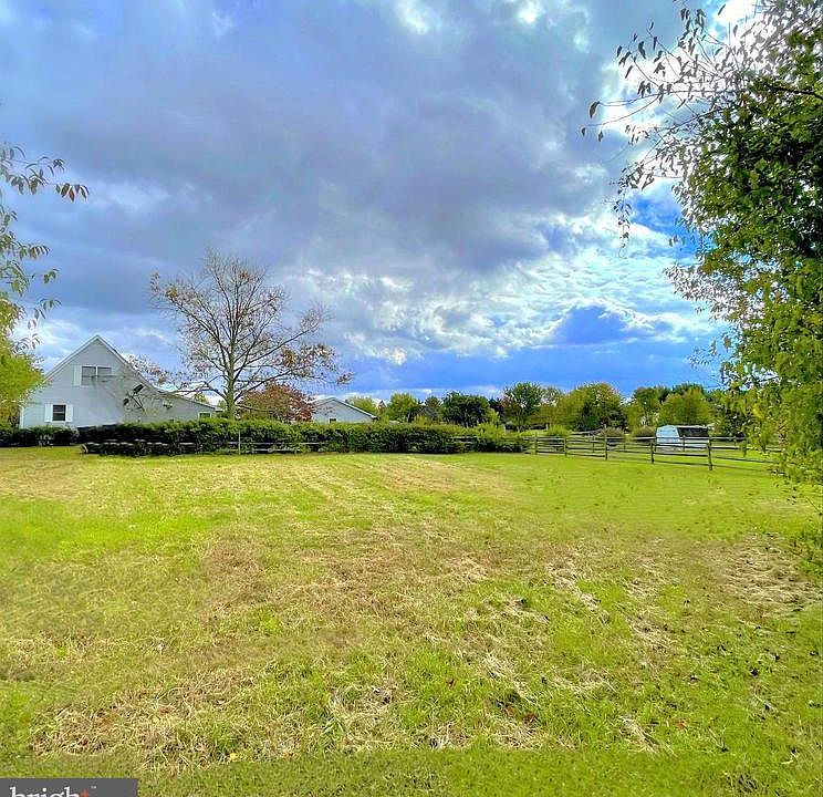 2nd image of 4 Lexington Dr