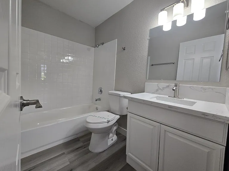 Cora Apartments — Photo 28