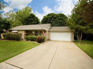 1022 Maple Hill Rd, Bloomington, IL 61705