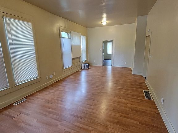 4th image of 1130 Blaine Ave