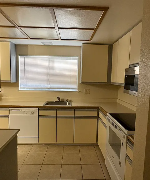 2723 Oak Rd #E — Photo 1