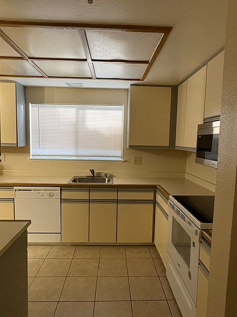 1st image of 2723 Oak Rd APT E