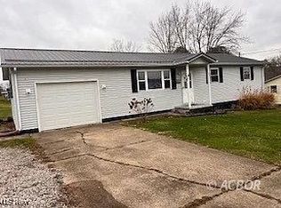 3864 School House Rd, Little Hocking, OH 45742
