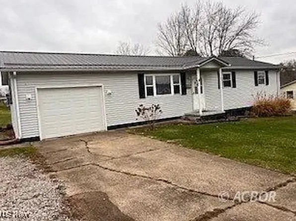 3864 School House Rd, Little Hocking, OH 45742