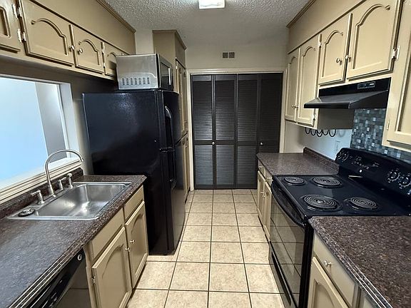 4th image of 1920 5th St #14