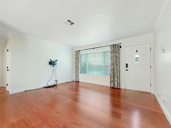 5th image of 627 Hopkins Ave