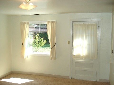 Room W/Picture Window