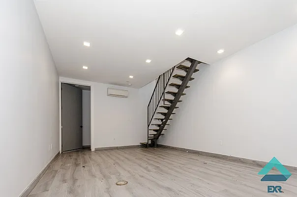 Rented by EXR | media 12