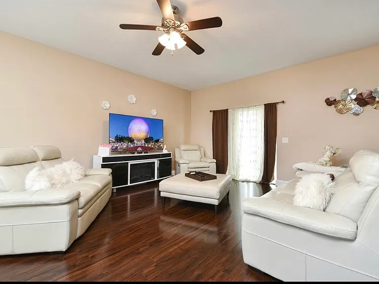 1451 Salisbury Dr — Photo 2