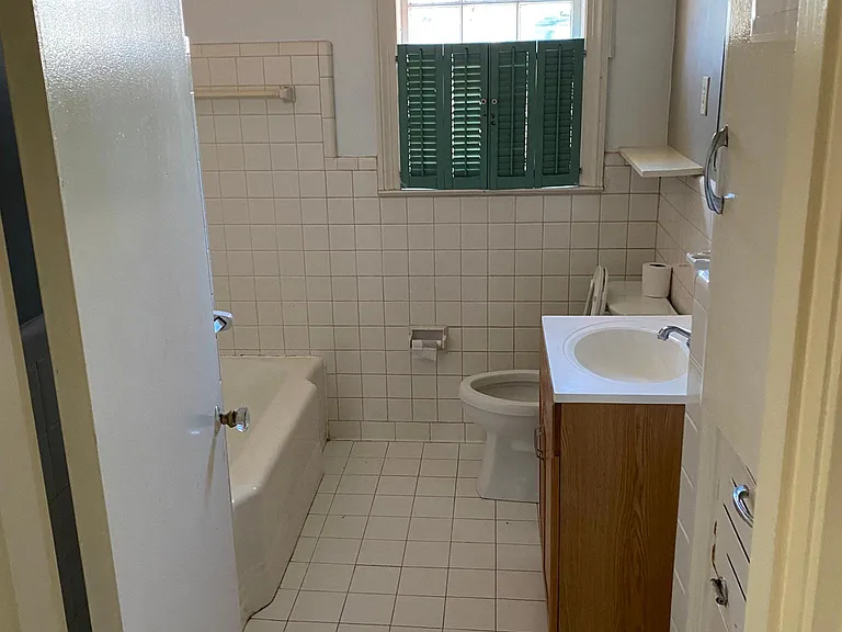 687 Loeb St — Photo 4