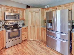 2105 S Shale Ridge Dr, Oak Grove, MO 64075