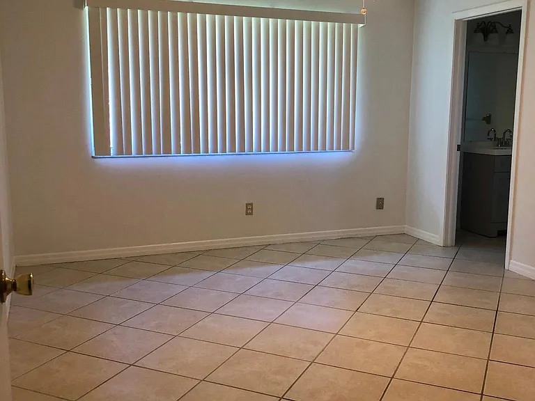 638 NE 15th Ct — Photo 7