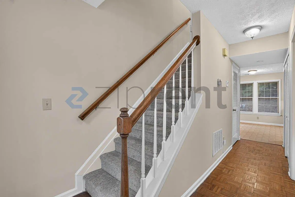 4 bed, 2.5 bath, 1948 sqft, $2,100 — Photo 2