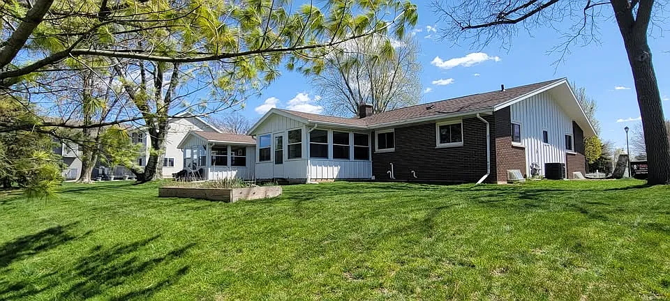 3 bed, 1200 sqft, $2,200 — Photo 2