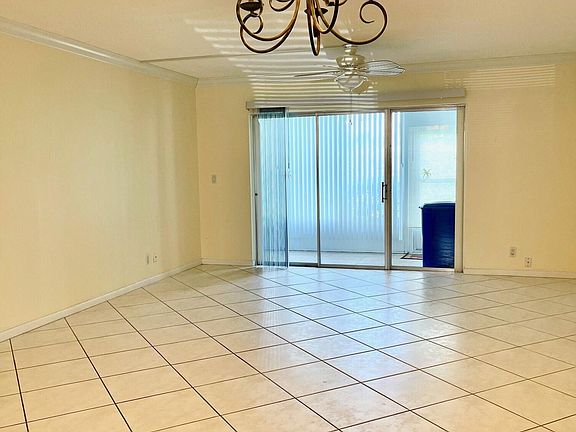 5th image of 105 Oxford Ct #500