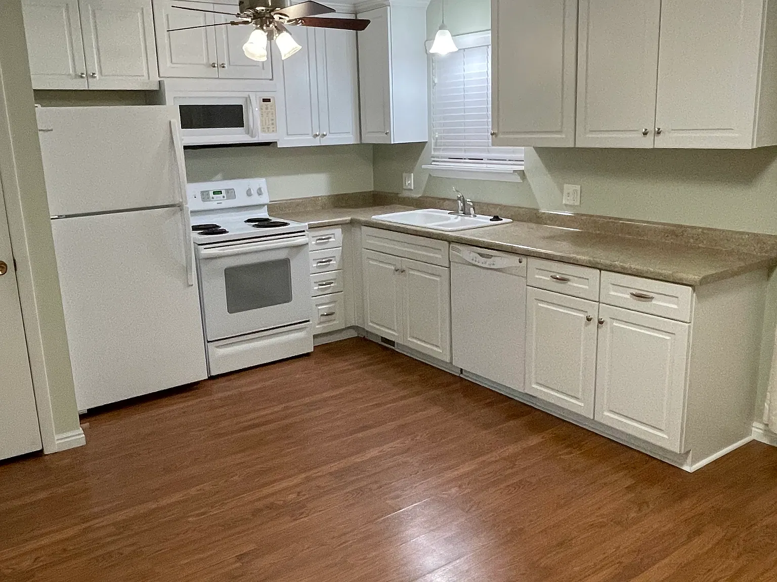 4 bed, 2600 sqft, $2,200 — Photo 4