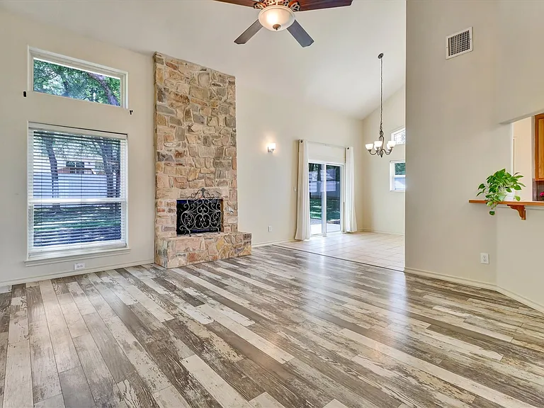 203 Dunkeld Dr — Photo 7