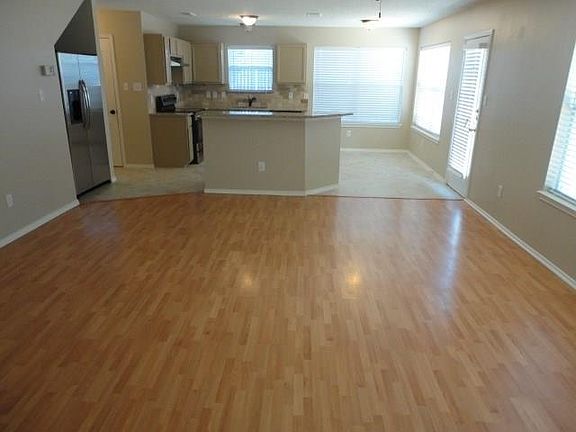 3rd image of 716 Oriole Dr
