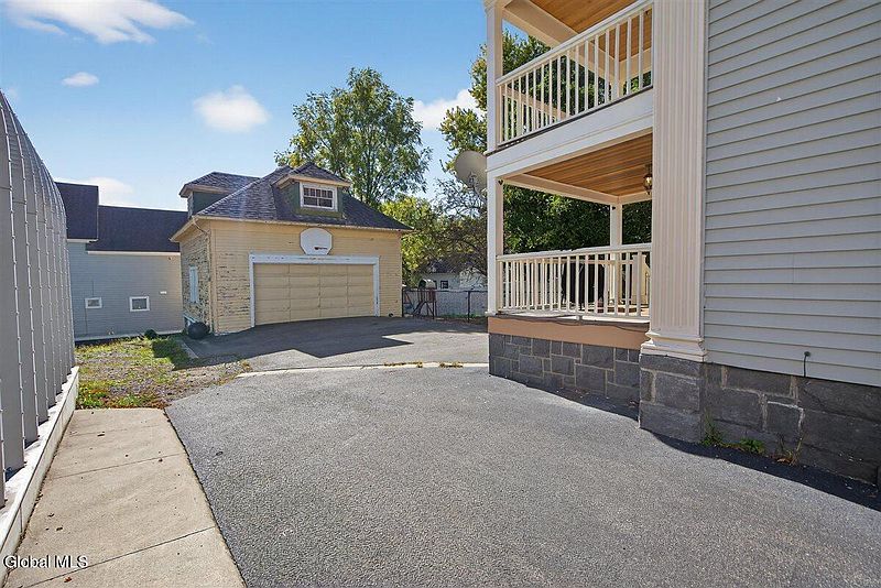 4th image of 8 Byard Street