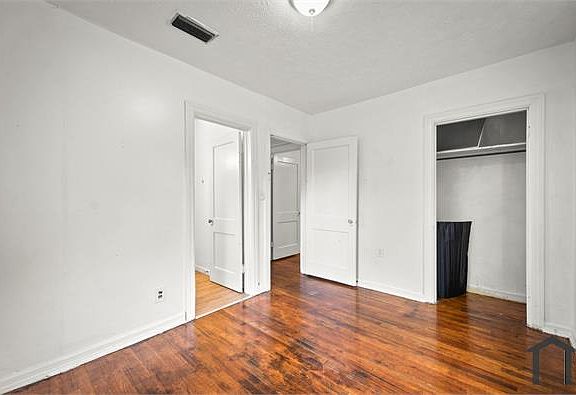 2nd image of 270 Mulberry St