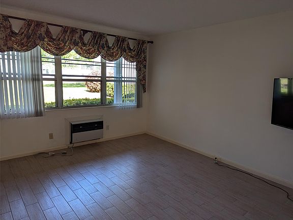 3rd image of 190 Oakridge M