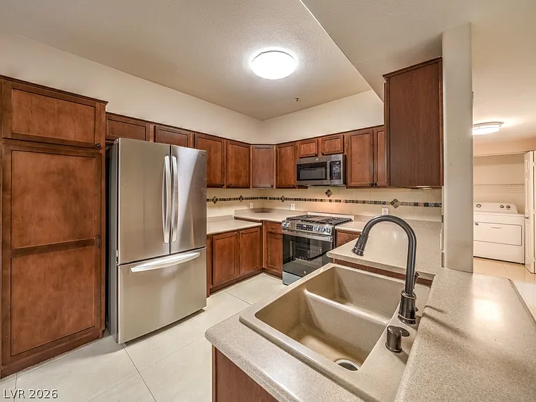 2291 W Horizon Ridge Pkwy #8144 — Photo 10