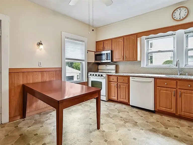 173 School St — Photo 12