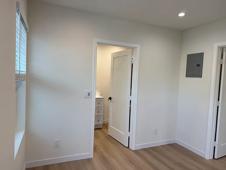 22306 Kittridge St — Photo 5