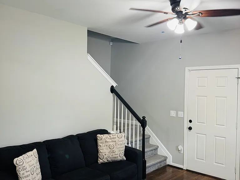 2162 Larchwood Rd SW — Photo 3