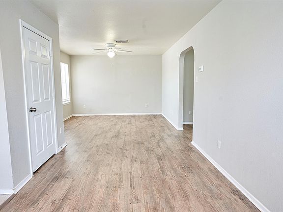 5th image of 2214 Katy Ln APT D