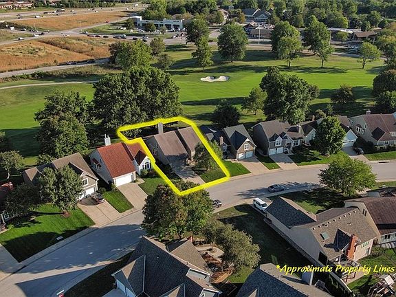 2nd image of 633 NE Saint Andrews Cir