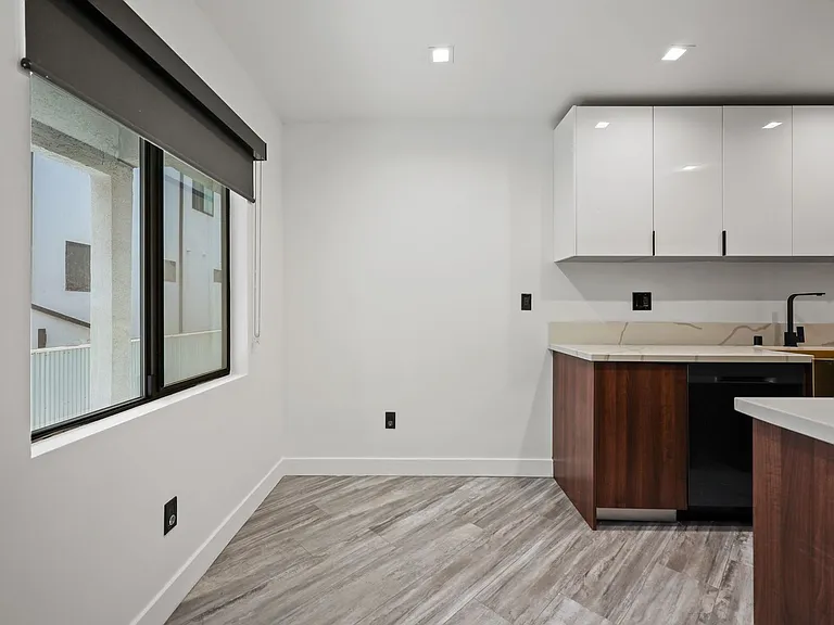 230 S Carondelet St — Photo 20