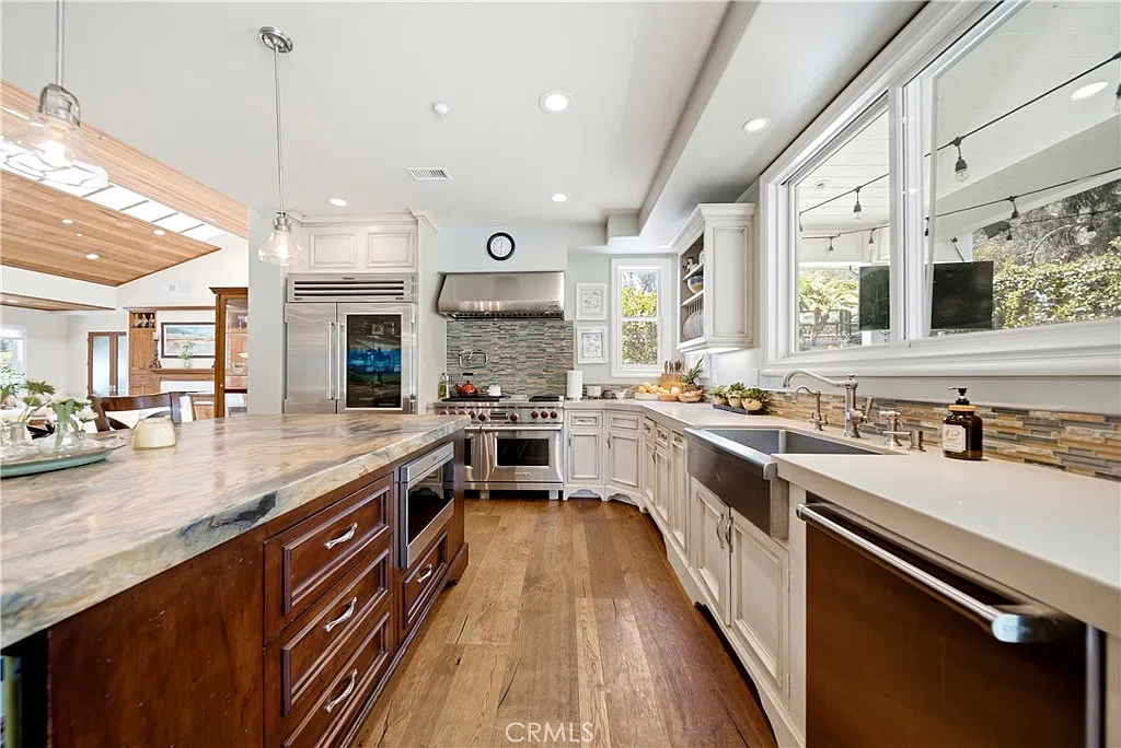 4 bed, 5.0 bath, 4310 sqft, $18,500 — Photo 2