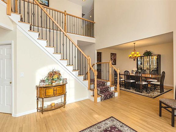 3rd image of 18 Sherwood Dr