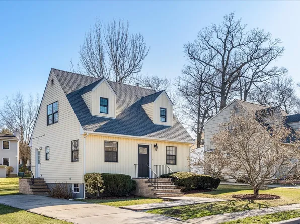 10 Cherry Brook Place N, Great Neck, NY 11020